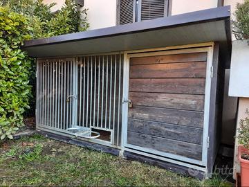 Grande cuccia coibentata per cani taglia grande.