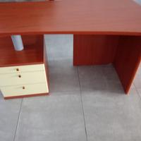 Scrivania con cassettiera 