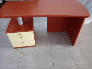 Scrivania con cassettiera 