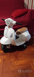 Moto elettrica scooter modello Vespa bambini