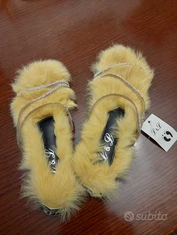 Sandalo ciabatta in peluche e strass