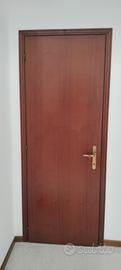 porta tamburata in legno e porta con vetro