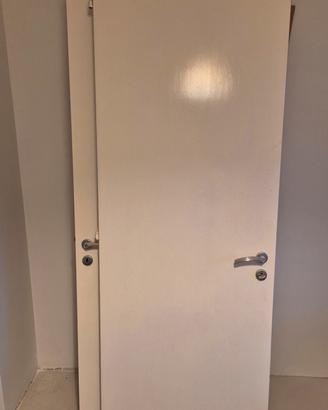 Porte interne color panna e maniglie argento satin