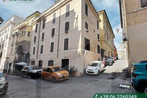 Locale commerciale con entrata indipendente