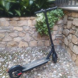Monopattino elettrico MOMO DESIGN e caricabatteria