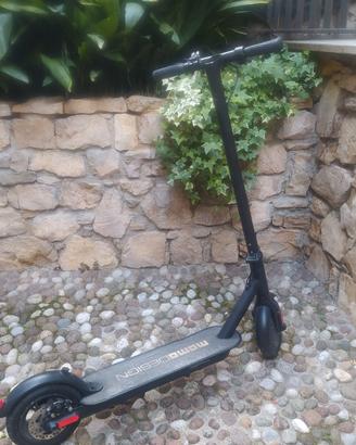 Monopattino elettrico MOMO DESIGN e caricabatteria