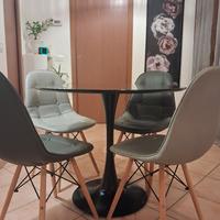 Tavolo e quattro sedie