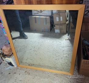 Specchio con cornice in legno