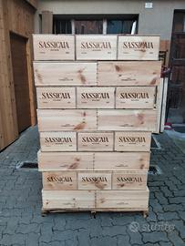 bancale di cassette vuote di sassicaia 