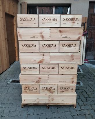 bancale di cassette vuote di sassicaia 