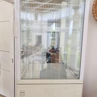 Vetrina refrigerata da tavolo.