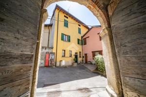 CASA SEMINDIPENDENTE A ELLO