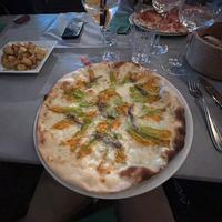 Pizzaiolo pizza romana con mattarello