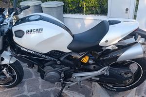 Ducati Monster 696 plus 