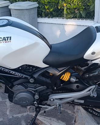 Ducati Monster 696 plus 