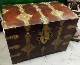 ANTICO BAULE DELL' 700 - LEGNO e BRONZI
