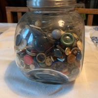 Vaso caramelle ripieno di bottoni vecchi.
