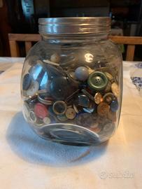 Vaso caramelle ripieno di bottoni vecchi.
