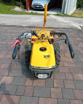 Motocoltivatore con trinciatutto