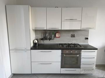 Cucina Moderna Lineare Bianca Lucida 