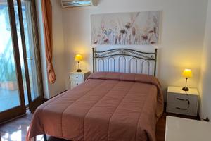 Camera ammobiliata in villa con giardino