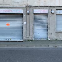 Negozio fronte strada con vetrine