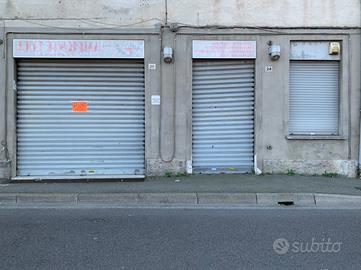 Negozio fronte strada con vetrine
