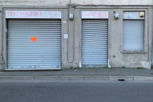 Negozio fronte strada con vetrine