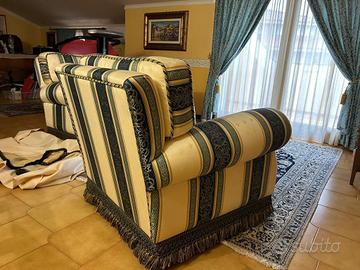 Divano tre posti più poltrona tessuto damascato