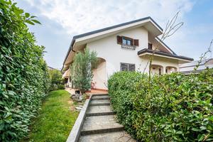 VILLA SINGOLA A PIANEZZA