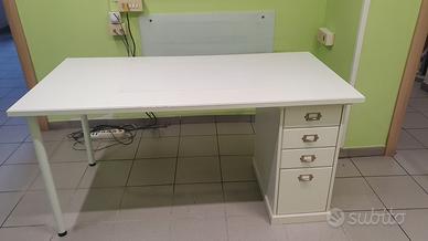 Scrivania IKEA con cassettiera