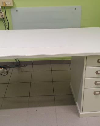 Scrivania IKEA con cassettiera
