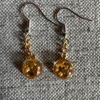 Orecchini in resina e materiale simil oro