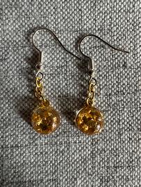 Orecchini in resina e materiale simil oro