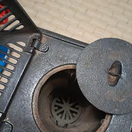 Stufa in ghisa usata come oggetto ornamentale 