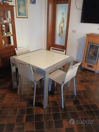 Tavolo 90x90 allungabile con 4 sedie  - vetro e m