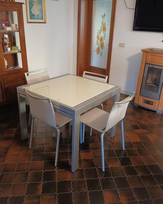 Tavolo 90x90 allungabile con 4 sedie  - vetro e m