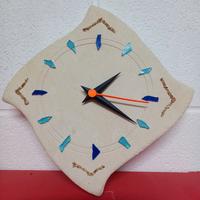 Orologio a parete in pietra bianca leccese