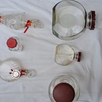 Serie di vasi e bottiglie