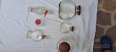 Serie di vasi e bottiglie