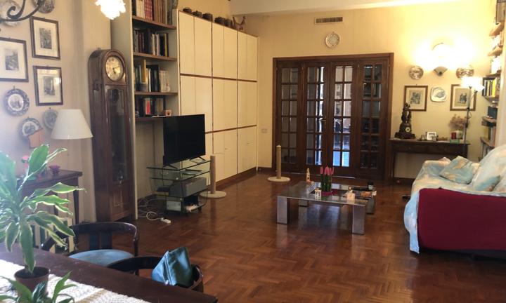 Centrale appartamento ampia metratura . Garage