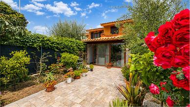 Villa a schiera con cortile fronte e retro e depen