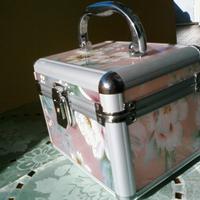 Graziosa valigietta-trousse portatrucco in metallo