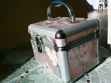 Graziosa valigietta-trousse portatrucco in metallo