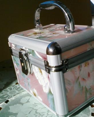 Graziosa valigietta-trousse portatrucco in metallo