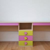 Scrivania doppia con cassettiera colorata