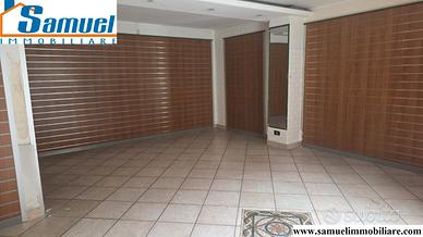 Giarre, locale commerciale con 6 vetrine