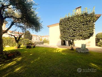 Casa singola tre camere con ampio giardino
