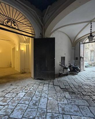 Divisi - Roma: locale commerciale in palazzo nobil