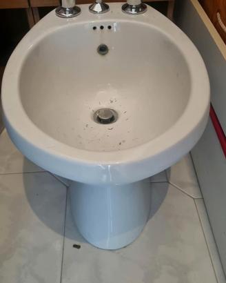 Bidet in Ceramica Bianco Completo di Rubinetti